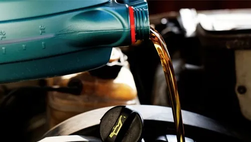 Óleo de motor sendo trocado